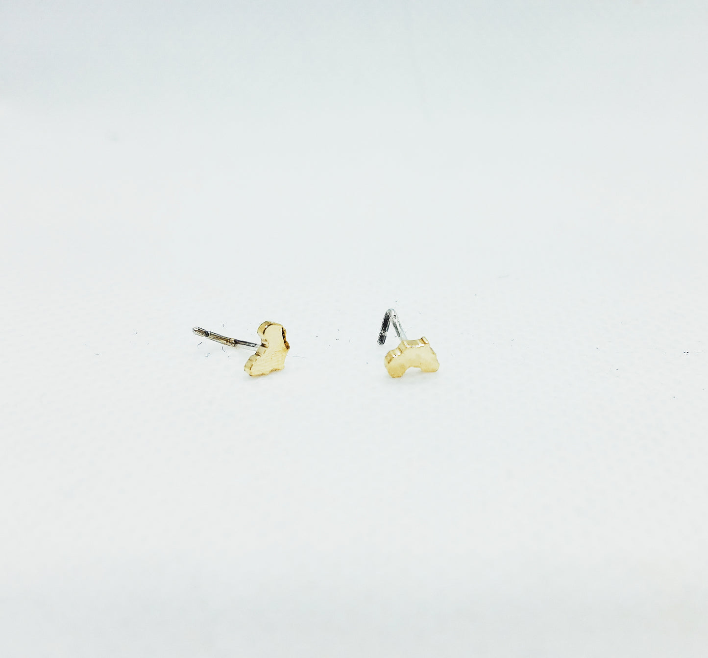 14k Gold Africa Nose Stud